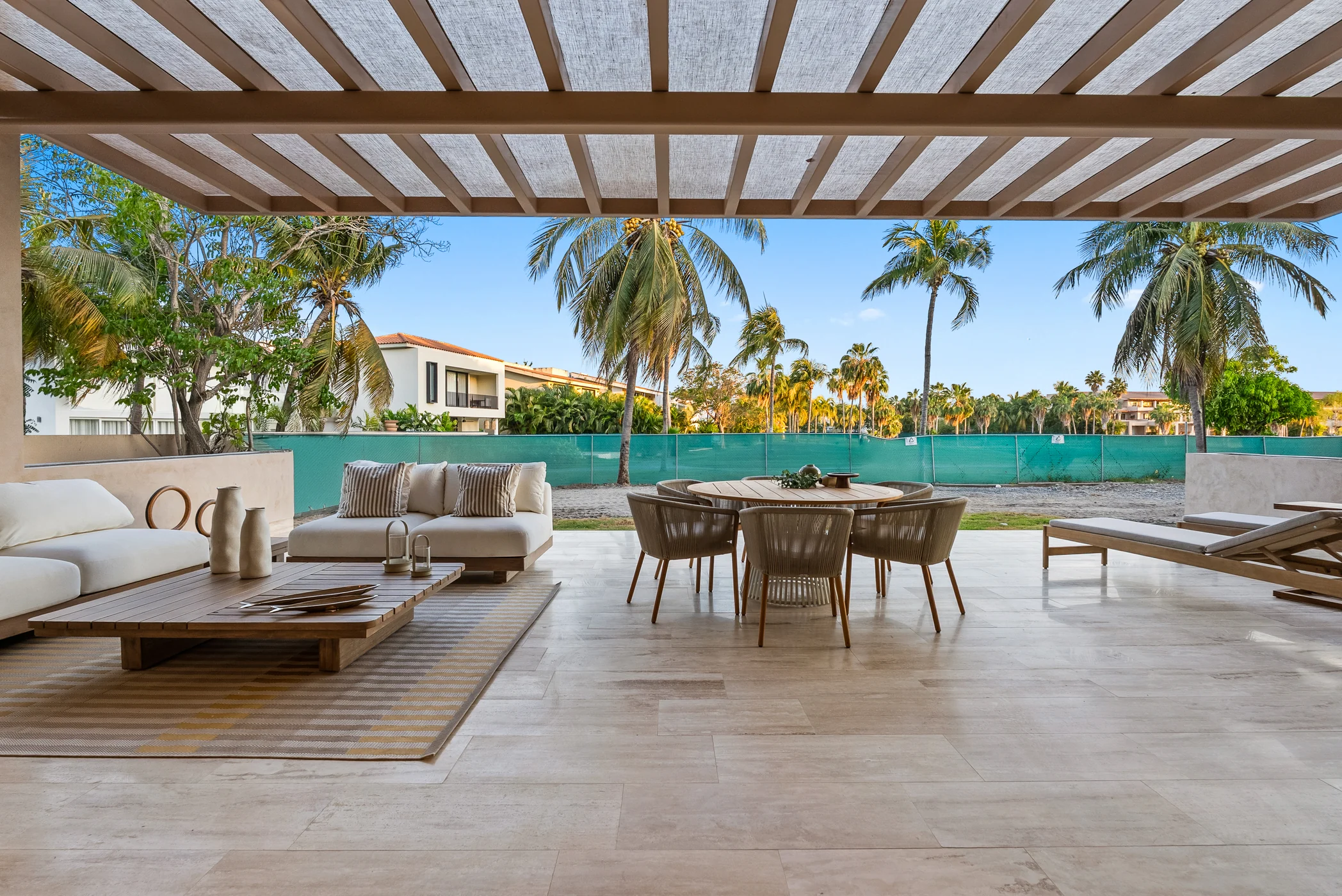 Terraza con pérgola y vista a la alberca de VIRĒO Living