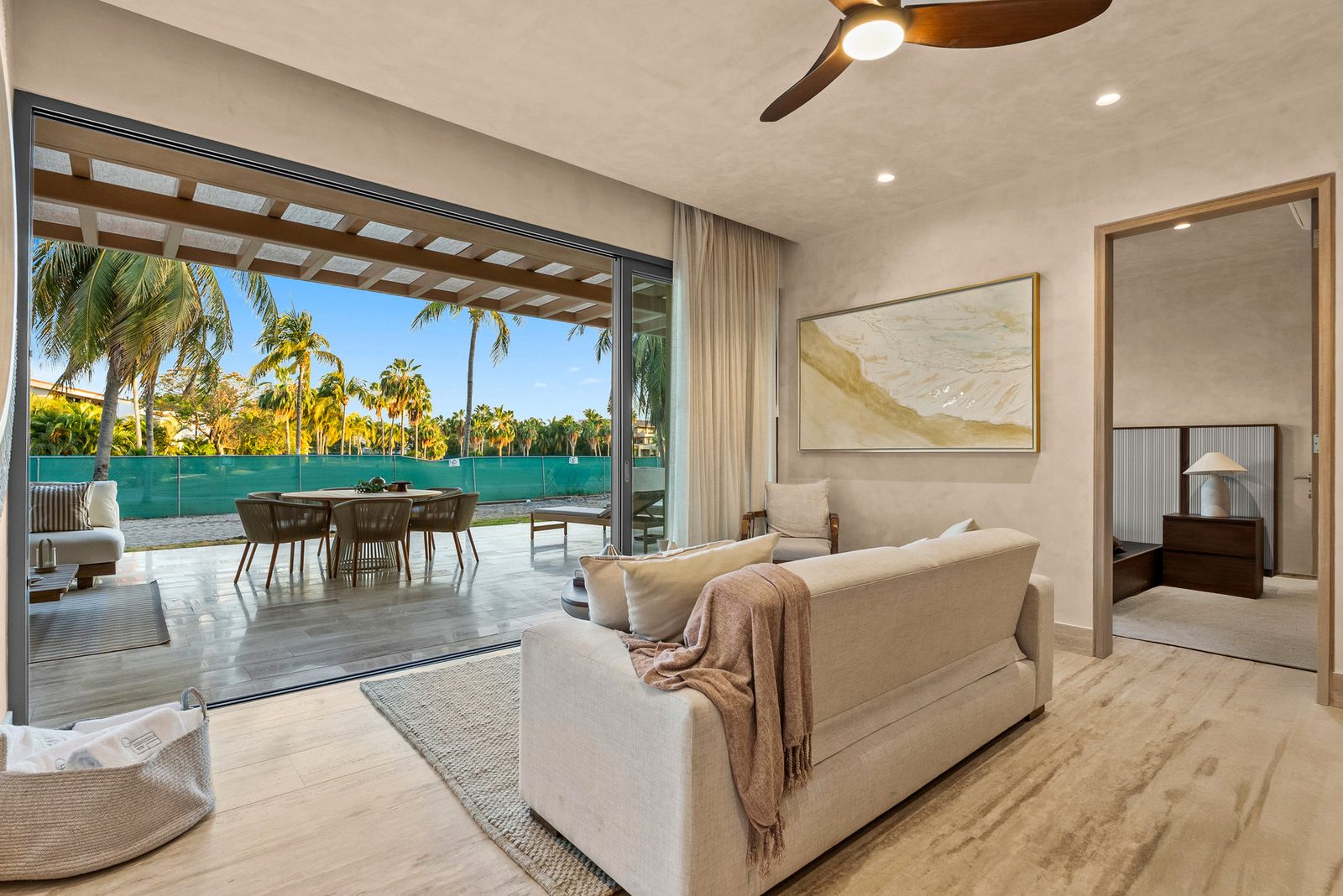 Sala residencial con vista al jardín y la terraza